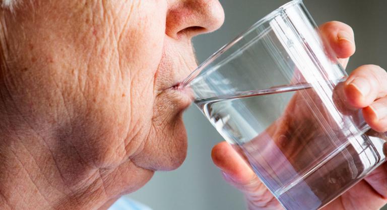 Adulto tomando agua
